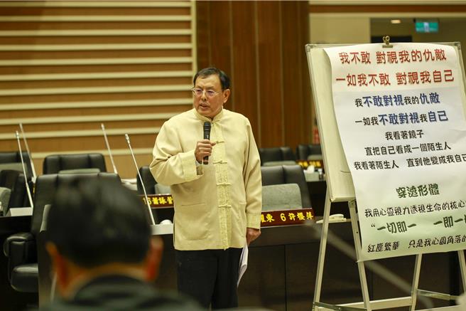 2024年11月25日苗栗县／议员禹耀东质询桃竹苗大硅谷计划，目前发展集中头份与竹南，可能忽视其他乡镇，特别是天花湖水库等地区，希望县长平衡资源分配，避免过度集中，关注全县18个乡镇以实现区域发展平衡。(吕丽甄摄）