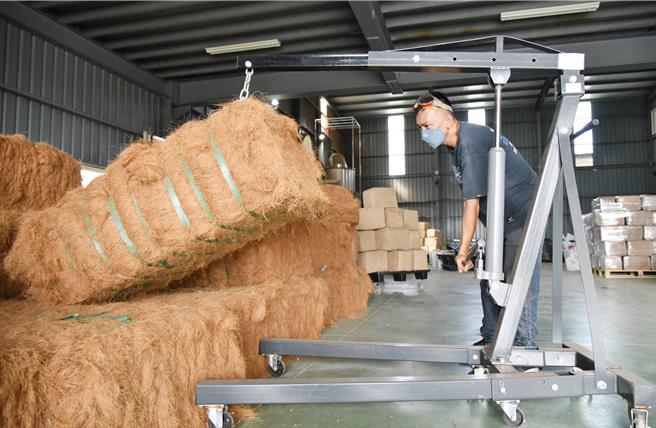 吴佑全因导入职务再设计方案，有效减轻工作负担，让他工作开心多了。透过移动式吊架与大型塑胶桶等就业辅具协助，解决吴佑全过度负重及水花泼溅情况，让他工作更顺手、效率更高。（劳动部劳动力发展署云嘉南分署提供／吕妍庭嘉义传真）