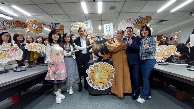 桃园市长张善政今日参加「桃园三好四给MVP之星」选拔启动记者会，感谢佛光山桃园讲堂推动品德优良奖学金。（姜霏摄）