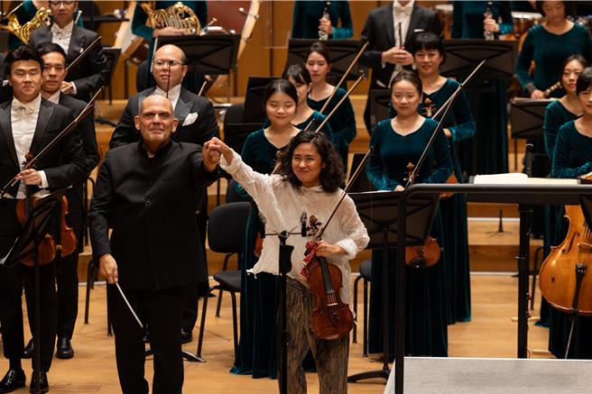 长荣交响乐团与指挥梵志登大师（前排左一）在高雄衞武营世纪首演，并与日籍小提琴家庄司纱矢香（前排左二）携手精彩演出，获得观眾热烈喝采，今将移师台北国家音乐厅再演出一场。（张荣发基金会提供／陈佑诚台北传真）