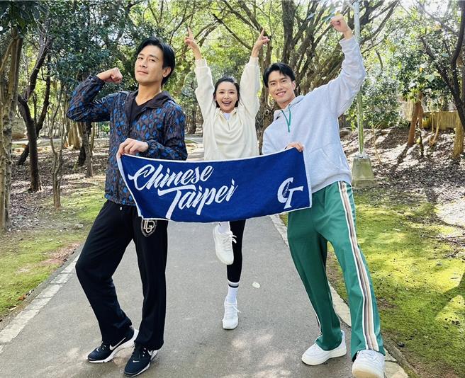 吳婉君24日出外景拿中華隊毛巾，和傅子純（左）、洪浩竣（右）一起集氣應援。（民視提供）