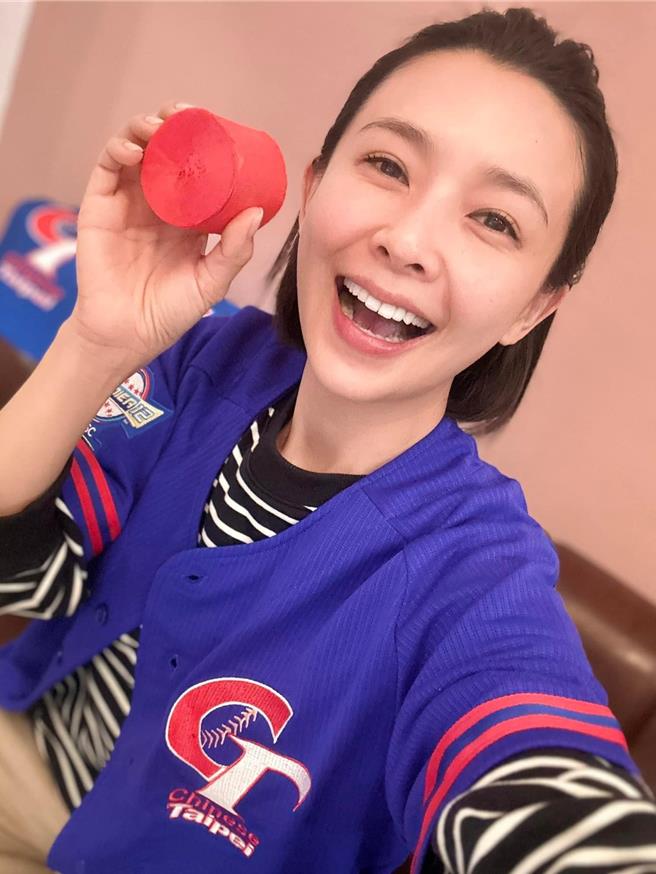 吳婉君24日晚上在家開心歡慶中華隊得冠軍。（民視提供）