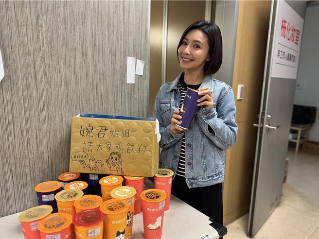 吳婉君開心請劇組喝飲料。（民視提供）