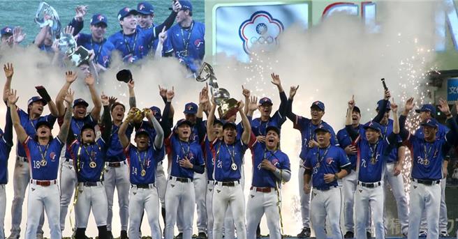 中华队24日以4比0完封日本队，拿下2024世界12强棒球赛冠军。（赵双杰摄）