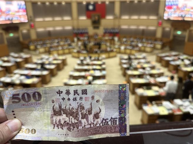 民进党新北市议员25日透露，赖清德总统正考虑将500元钞票的「南王国小少棒队」更改为中华队冠军队形象。（高钧麟摄）