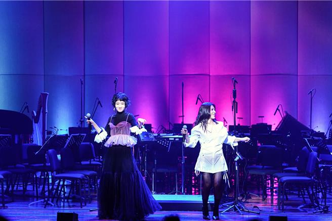 艾怡良（右）、Lulu日前在國立臺灣藝術大學開唱。（國立臺灣藝術大學提供）