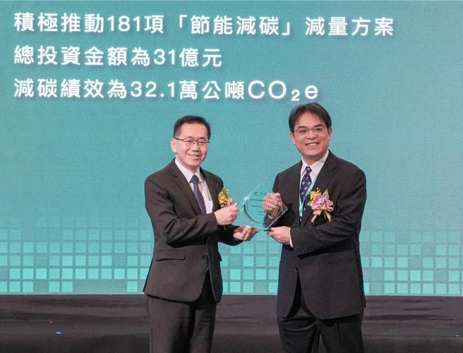 经济部产业发展署署长杨志清（左）颁发「113年度产业温室气体自愿减量绩优厂商」，由中钢环境保护处处长吴一民（右）代表公司受奖。图／中钢提供