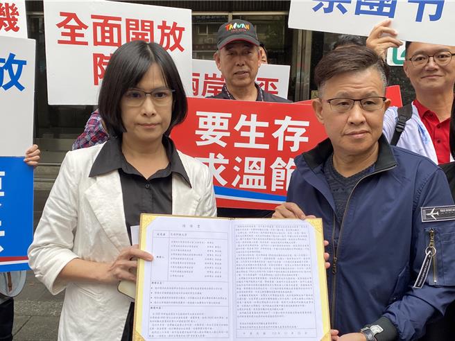 10多名旅行業代表前望交通部觀光署陳情，呼籲解除大陸旅遊禁團令，由高雄市旅行公會理事長蔡宗佑（左）遞交陳情書給觀光署旅行業組組長湯文琦（左）。（陳祐誠攝）