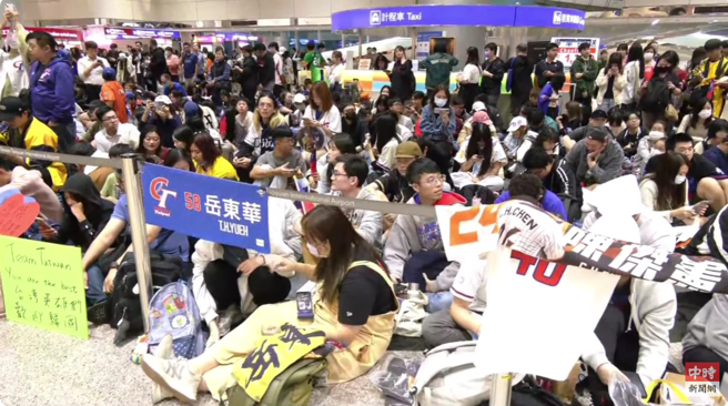 桃园机场涌进大量球迷，准备迎接中华队归来。（图／中时新闻网YouTube）