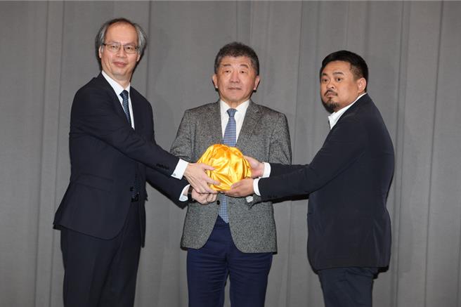 劳动部25日举行部长交接典礼，由政务委员陈时中（中）主持。代理部长陈明仁（左）将印信交接给新任部长洪申翰（右）。（邓博仁摄）