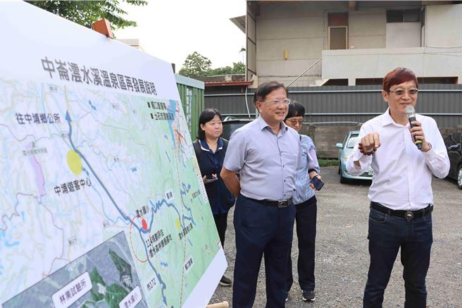 交通部观光署副署长林信任(右)对西拉雅国家风景区管理处长徐振能(左)提出的计画表示支持。（吕妍庭摄）