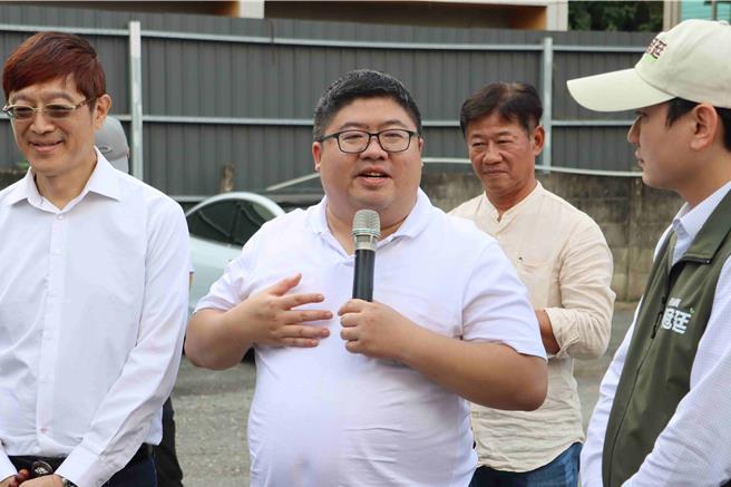 立委蔡易余鼓励西拉雅国家风景区管理处长徐振能把规画大胆实现。（吕妍庭摄）