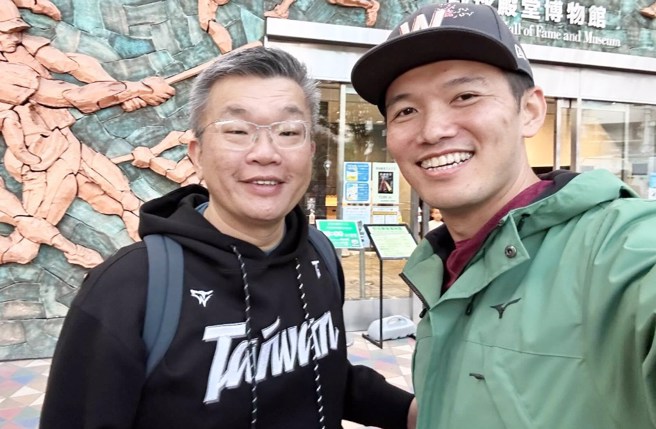 网红Josh(右)跟中职会长蔡其昌(左)在场边留下趣味互动合影。（图／tainanjosh Threads）