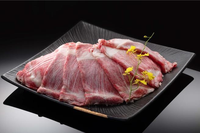 高雄福华大饭店在各餐厅推出了中华队夺冠欢庆加码活动，即日起至11月29日，Smile One精致涮涮锅推出「A5日本顶级黑毛和牛肉盘」买一送一。图／高雄福华大饭店提供
