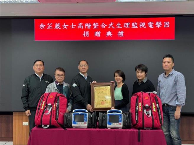 余芷葳女士捐赠两组高阶生理监视电击器，总值223万元，并配置于苗栗及头份消防分队。（读者提供／吕丽甄苗栗传真）