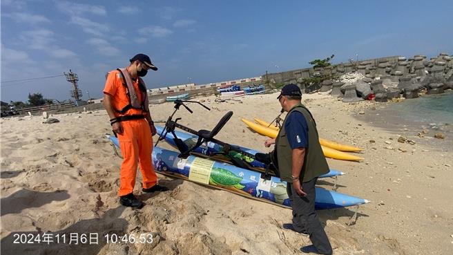小琉球沙灘有水上活動業者長期將浮具占放沙灘，鵬管處展開聯合稽查。（鵬管處提供／羅琦文屏東傳真）