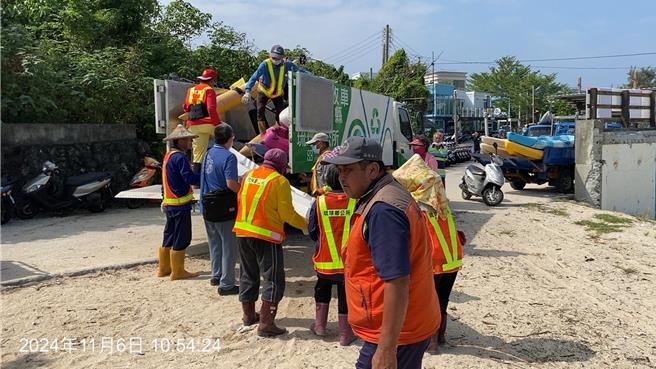 沒有業者出面認領的浮具，被送到垃圾場。（鵬管處提供／羅琦文屏東傳真）
