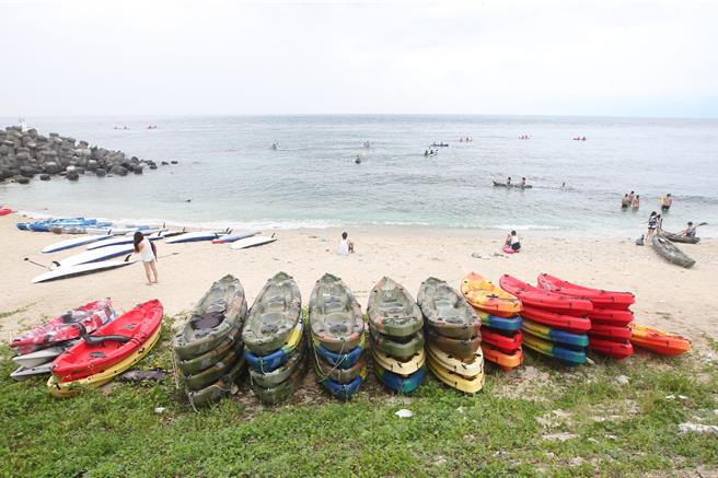 小琉球沙灘有水上活動業者長期將浮具占放沙灘，鵬管處展開聯合稽查。（資料畫面）