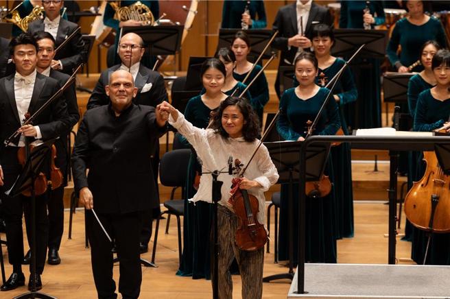 長榮交響樂團與指揮梵志登大師（前排左一）在高雄衞武營世紀首演，並與日籍小提琴家庄司紗矢香（前排左二）攜手精彩演出，獲得觀眾熱烈喝采，今將移師台北國家音樂廳再演出一場。圖／長榮提供