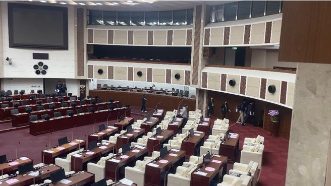 台北市长蒋万安、体育局长王泓翔结束密谈，前后离开。（刘彦宜摄）