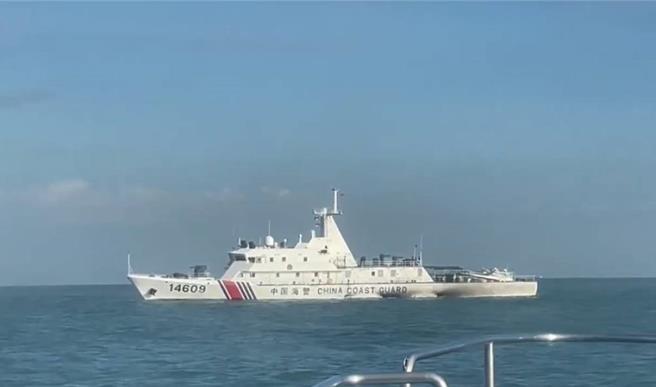 今(25)日天气转好，海巡署金马澎分署于下午２时许，在金门南面海域侦获 4艘中国海警船侵扰我国限制水域，立即调度4艘巡防艇对应驱离。（海巡署提供）