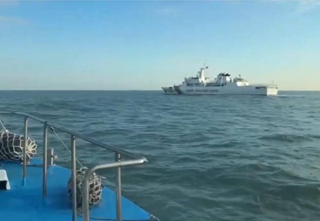 今(25)日天气转好，海巡署金马澎分署于下午２时许，在金门南面海域侦获 4艘中国海警船侵扰我国限制水域，立即调度4艘巡防艇对应驱离。（海巡署提供）