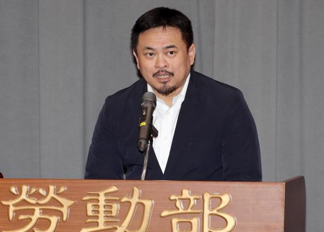 民進黨立委洪申翰今(25)日接過勞動部長印信，正式接掌勞動部。（鄧博仁攝）