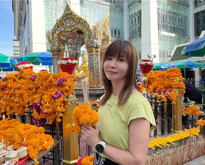 岳庭曼谷拜四面佛被记者直击。（林淑娟摄）