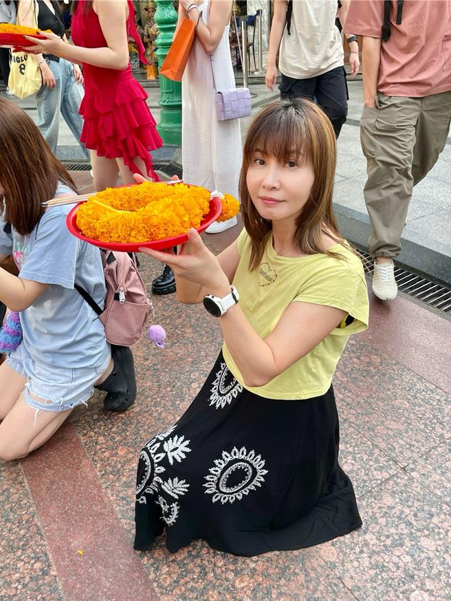 岳庭拜拜还愿非常虔诚。（林淑娟摄）