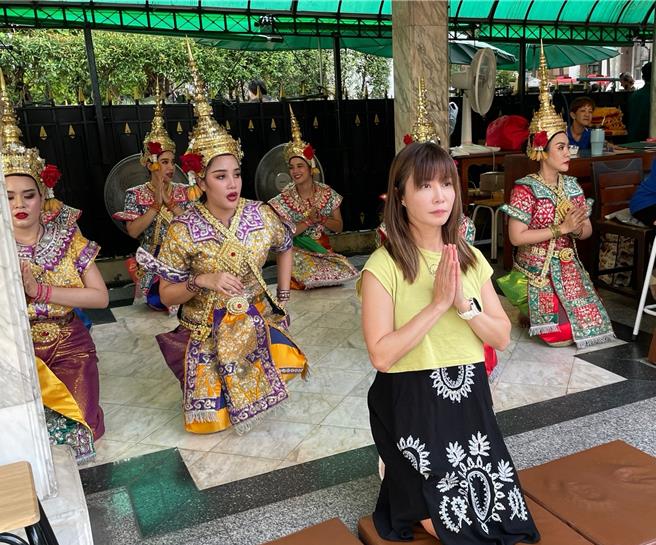 岳庭去四面佛拜拜还愿非常虔诚。（林淑娟摄）