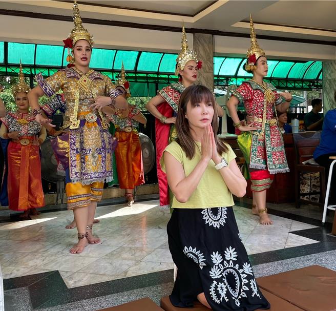 岳庭去四面佛拜拜还愿非常虔诚。（林淑娟摄）