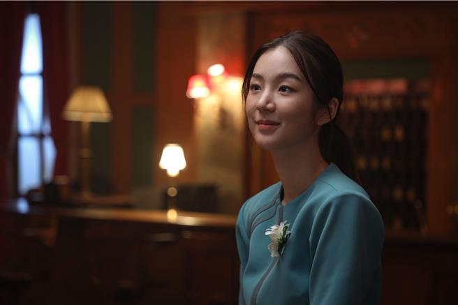 首次挑战女鬼角色的大能饰演一位不想离开这间饭店的前主人女鬼。（图／CATCHPLAY提供）