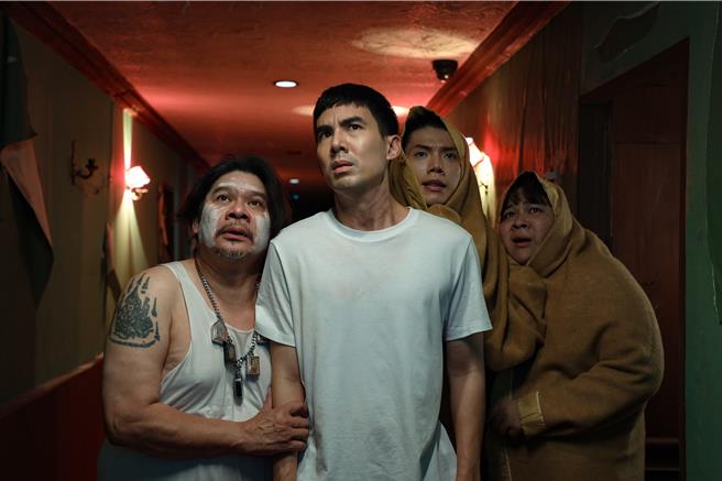 人类与饭店冤魂女鬼每晚闹鬼又搞笑的爆笑惊吓的地盘争夺战。（图／CATCHPLAY提供）