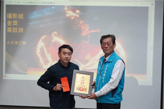 攝影組金獎則為黃啟淵拍攝的「火女神之舞」榮獲，獎金2萬元。（礁溪鄉公所提供／吳佩蓉宜蘭傳真）