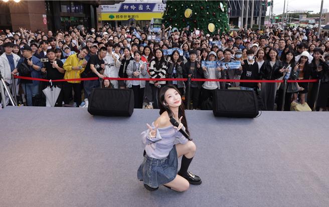 陈华举办新专辑《在极度爱你的日子里》签唱会，人气爆棚。（鲔鱼肚影音提供）