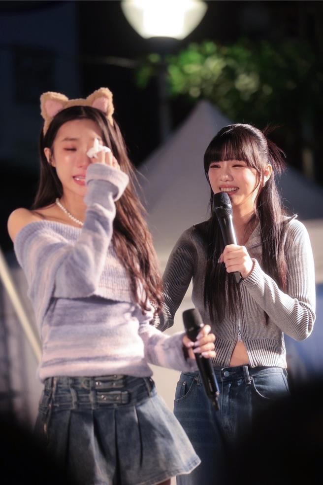 陈华(左)与木木谈心感性哭了。（鲔鱼肚影音提供）