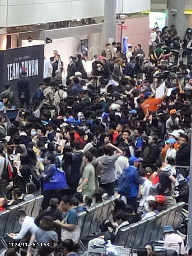 勇夺12强赛冠军、世界第一的中华英雄今晚凯旋归国，桃园机场涌进数千名球迷接机。(黄邱伦摄)