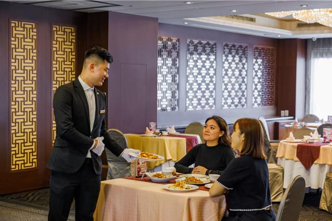 台北花园大酒店「翠庭」餐厅推出午、晚餐时段享有单点金牌啤酒买一送一。（天成饭店集团提供）（饮酒过量，有碍健康）