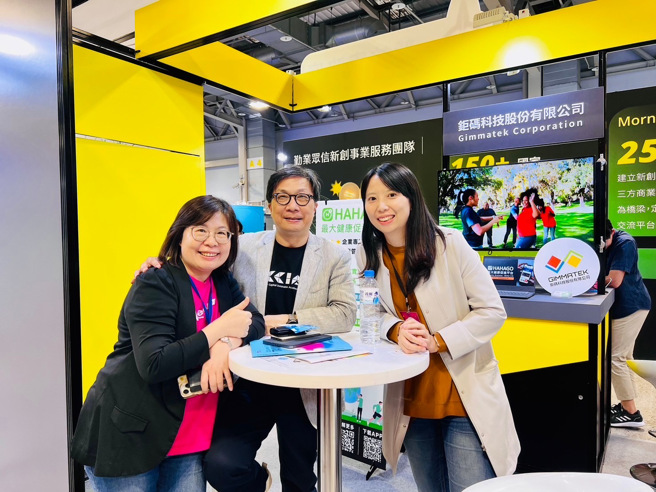 数位时代执行长、中华开发跨境创新基金总经理来访，与开发企业ESG健康管理解决方案的新创厂商-鉅码科技共同合影。（新竹市政府提供）

