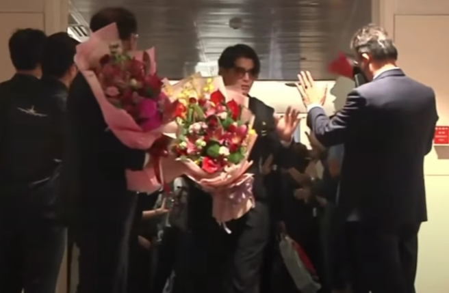 中华队回到台湾，球迷热闹嗨唱〈台湾尚勇〉迎接。（图／中时新闻网YouTube）