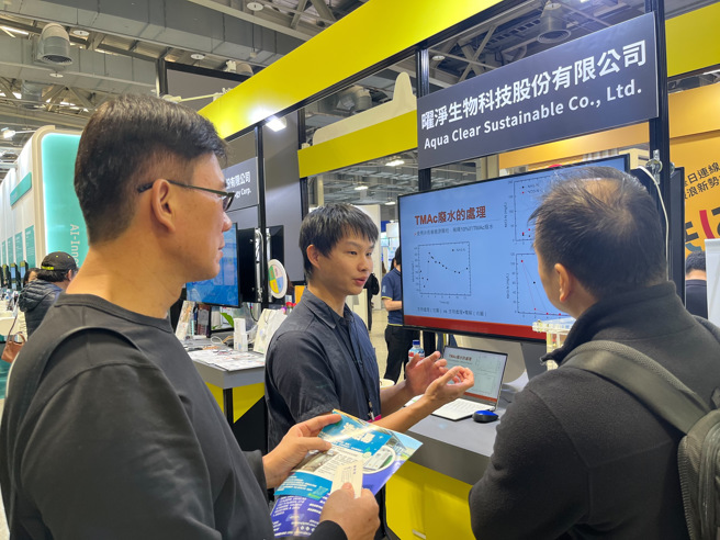 新创厂商-曜净生物科技向参观来宾介绍PVA生物球之污水净化处理技术及特色。（新竹市政府提供）