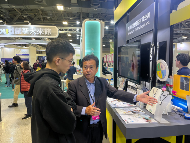 新创厂商-瀚微科技向参观来宾介绍其领先业界的智慧银髮照护解决方案。(新竹市政府提供)