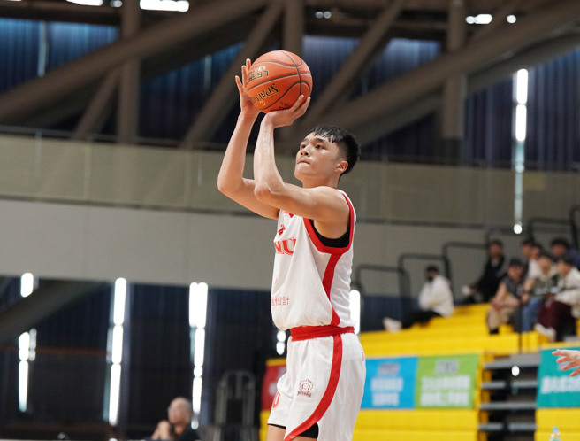 UBA公开男一级台湾师大好手林韦恺，在113学年赛季第一阶段预赛连3天单场分超过20分，25日对黎明学院有22分、9篮板、8助攻准大三元数据。（大专体总提供）