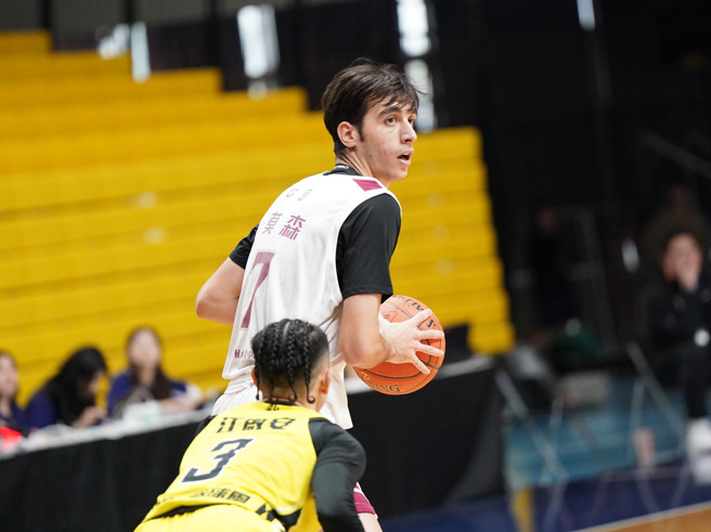 辅仁大学外籍生莫森（后）25日在UBA公开男一级113学年第一阶段预赛贡献23分、17篮板，个人加入UBA菜鸟球季首度单场缴出「双十」数据。（大专体总提供)
