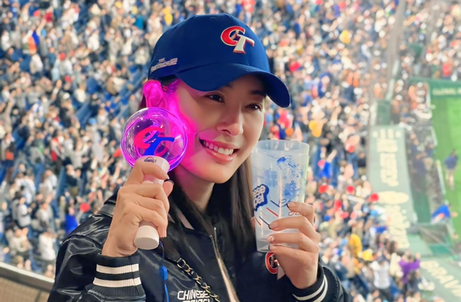 贾永婕为庆祝中华队夺冠，请大家喝免费啤酒1杯。（图／贾永婕FB）