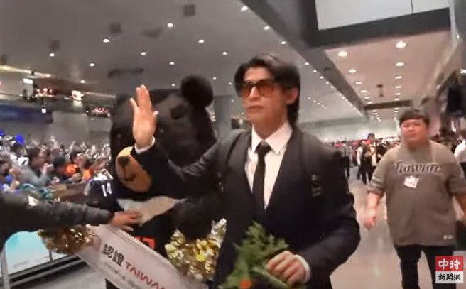 中华英雄凯旋归国，台湾队长陈杰宪感谢热情的球迷，你们是我们的骄傲。(直播截图)