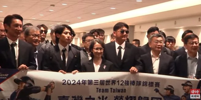 中华英雄凯旋归国，台湾队长陈杰宪感谢热情的球迷，你们是我们的骄傲。(直播截图)