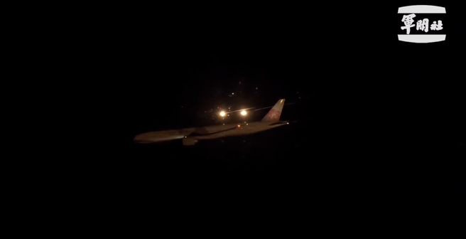 我空军也派遣4架F-16V战机伴飞，并施放近百发热焰弹欢迎中华队归国。（军闻社提供）