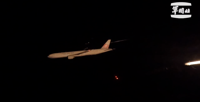 4架F-16V战机施放近百发热焰弹欢迎中华队归国，空军视角曝光。（军闻社提供）