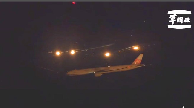 空军释出从F-16V战机上的视角观看选手专机的画面。（军闻社提供）